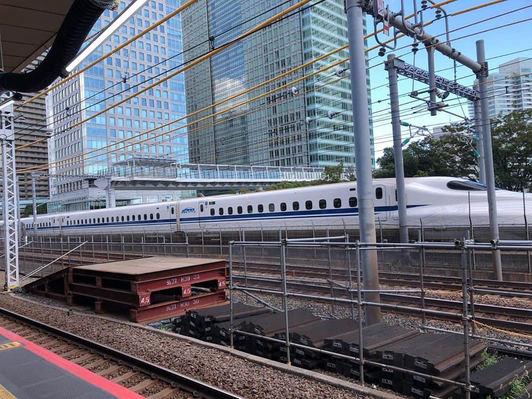 あつひろのインスタグラム：「久々に新幹線見た!! 先っぽカッコええー👍  #🚄 #浜松町」