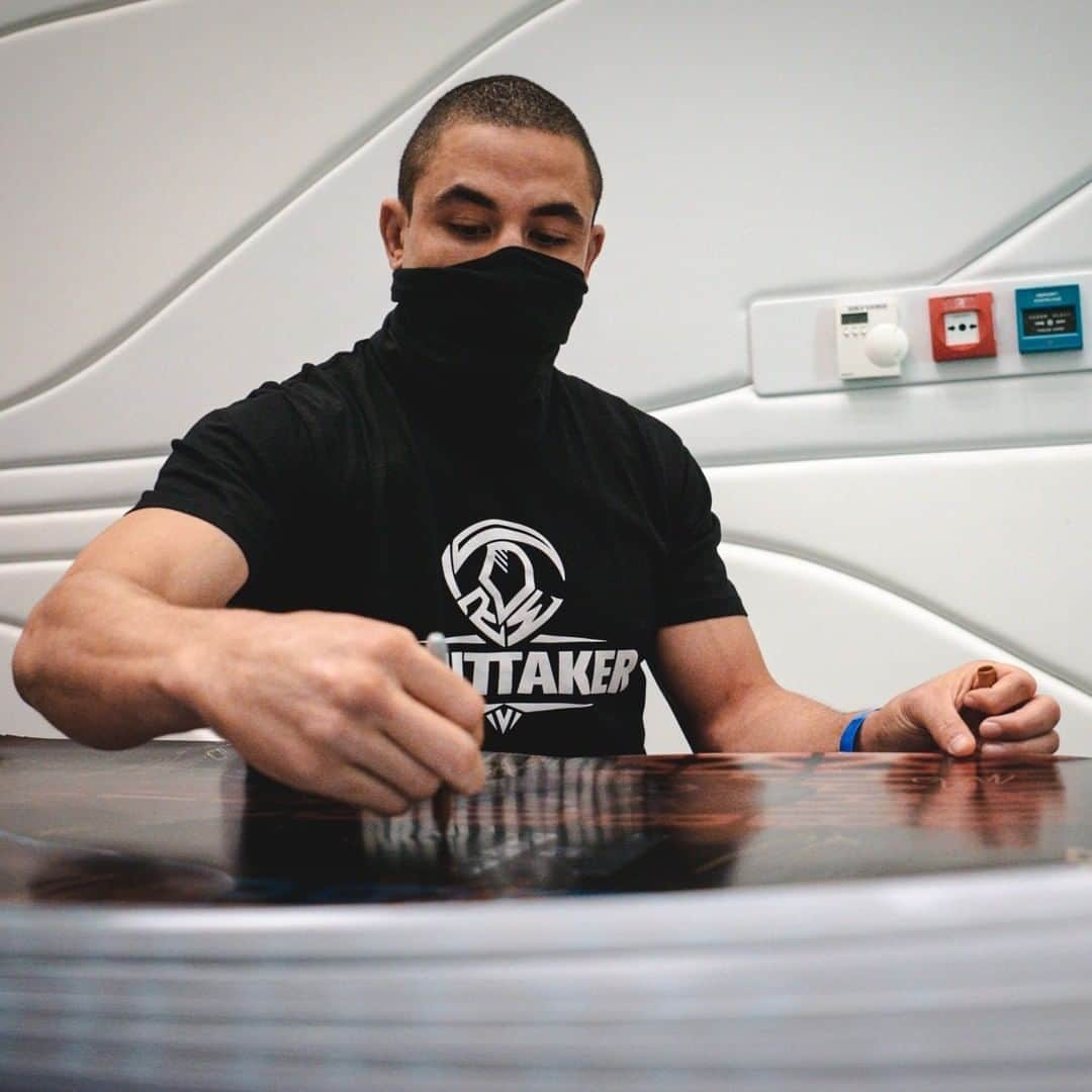 UFCさんのインスタグラム写真 - (UFCInstagram)「Middleweight contenders sign in - aiming for a shot at gold ✍️   [ #UFC254  #InAbuDhabi  @VisitAbuDhabi ]」10月21日 13時02分 - ufc