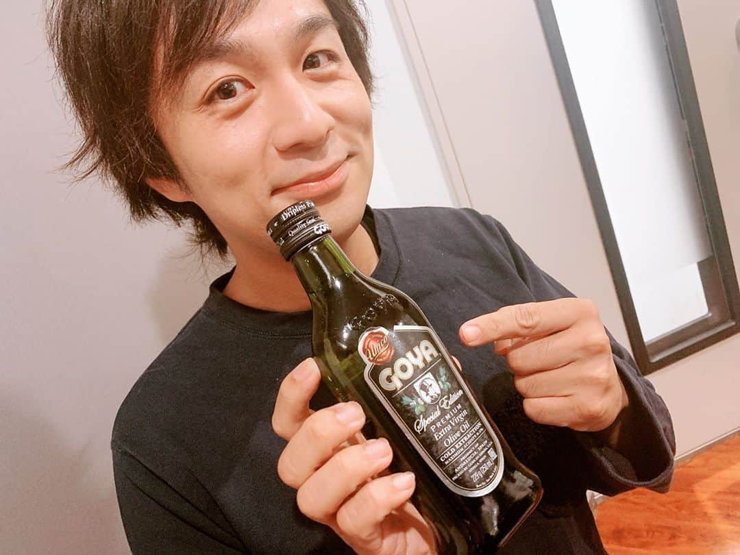 藤澤ノリマサさんのインスタグラム写真 - (藤澤ノリマサInstagram)「普段あまり料理はしないのですが、 おすすめのエキストラバージンオリーブオイルを頂きました。 EVオリーブオイルは喉にも良いと聞いたことがあり、 一時期は本番前に一口飲んだりしていました。  レストランで出てくるフォカッチャにEVオリーブオイルをつけて 食べるのが僕は大好きです。 皆さんがおすすめのEVオリーブオイルの召し上がり方は？  * #GOYA #オリーブオイルのある暮らし #エキストラバージンオリーブオイル #pr *」10月21日 13時02分 - fujisawa_0308