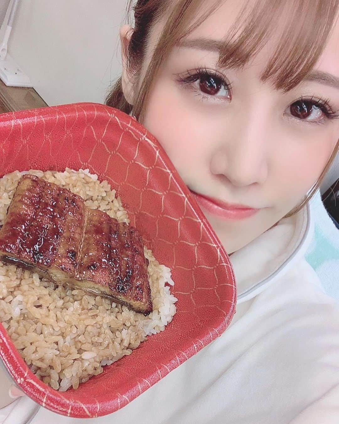 雪乃凛央さんのインスタグラム写真 - (雪乃凛央Instagram)「. 浅草ロック座 SOB 2nd 11日目 今日が中日になるのですね . そう思うとここからは 楽日までのカウントダウンに思えて 1日1日を大切に踊っていきたいな という気持ち(*•̀ᴗ•́*)و ̑̑ . いつもお差し入れにお心付けに ゆきな姐さんのチェキも～⸜❤︎⸝‍ ありがとうございます とっっても励まされてます！ . 女性のお客さまがデビューと知って足を運んでくださり お手紙も嬉しくて感動しました( ˃ ⌑ ˂ഃ ) ステージ楽しんでいただけてたらいいな…！ . 今日もがんばります！ . #AV女優#セクシー女優#sexy#cute#浅草#浅草ロック座#ストリップ#踊り子#デビュー#中日#11日目#毎日#楽しい#本日もよろしくね」10月21日 13時13分 - rio_ccha_