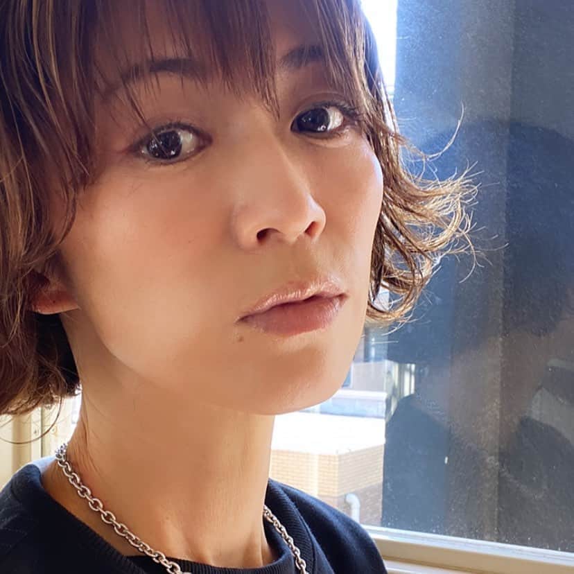 畑野ひろ子のインスタグラム：「エアウェーブをかけてから、毛先が動くので朝が楽。もともとあまり時間かけてはないのですが😅 軽く乾かして、重めのワックスをつけるだけ。」