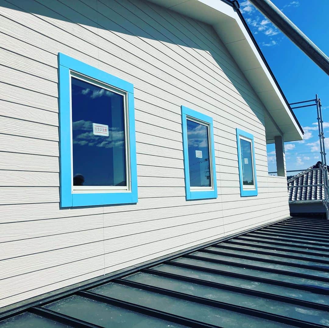 日大建築のインスタグラム：「外から見た感じと内側からの雰囲気です🌞 #日大建築#カリフォルニアスタイル #サーファーズハウス新築#注文住宅#宮崎市#モダン#オシャレ#ビーチ#海#surf #ハワイ#アメリカン#大工#建築#設計#ウッドスタイル#中古住宅#リフォーム#リノベーション#カバードポーチ#ウッドデッキ#ヘリンボーン#マイホーム#家造り」