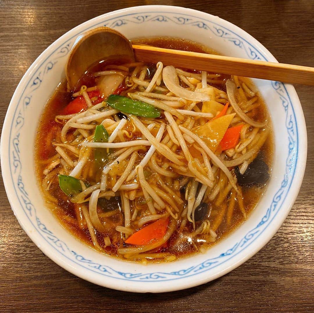 青木泰寛のインスタグラム：「そこに #もやしそば があれば食べます  #胡椒 あればかけます  #らーめん #ラーメン #ramen #整腸剤持ち歩かないとあれだから #尾山台」