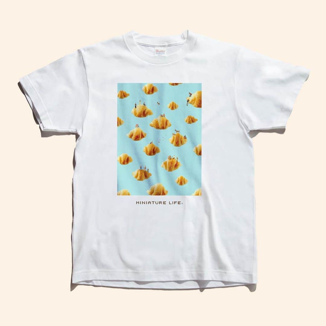 のインスタグラム：「⠀ 【AmazonFashion Tシャツコレクション】 クリエイターやアーティストが作品を商品化してAmazonで販売できるサービス「Merch By Amazon」が日本でも始まりました。それを記念して、AmazonFashionのTシャツコレクション企画に参加しています。 今回販売するTシャツは、日本、アメリカ、イギリス、ドイツ、フランス、イタリア、スペインのAmazonで購入できます。ぜひチェックしてみてください。 #お気に入りのアートを着よう #amazonで発見 ⠀ 【the AmazonFashion T-shirt range project】 「Merch By Amazon」, the service that allows creators and artists to commercialise and sell their works, has started operating in Japan. To commemorate this, we are participating in the AmazonFashion T-shirt range project. You can purchase the T-shirts from Amazon in Japan, the USA, the UK, Germany, France, Italy, and Spain. Please be sure to check them out. ⠀ [Update] It seems that this product isn't coming up in search results outside of Japan, so I've added a direct link to it on the MINIATURE CALENDAR site. https://miniature-calendar.com/t-shirts/ ⠀」