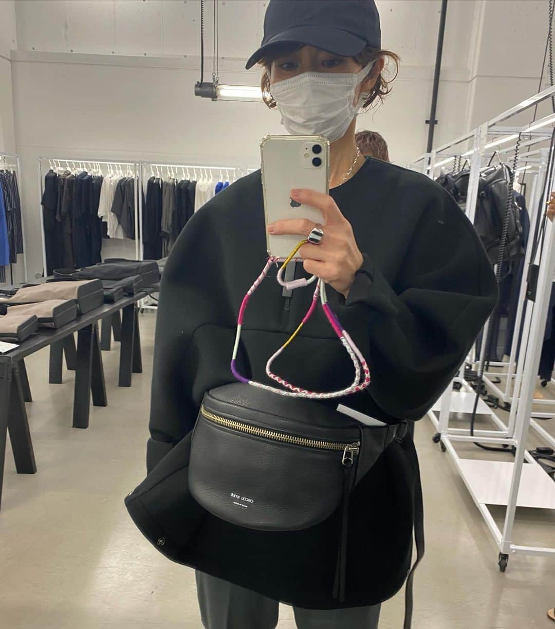 畑野ひろ子のインスタグラム：「@hyke_official の展示会へ。 最近、オールシーズンで欠かせないHYKE。 今回の展示会で特に気になったのは、リネンシリーズ❤️ワンピースやセットアップなどチェック👍 インスタで見て一目惚れした、ウエストポーチも🥰」