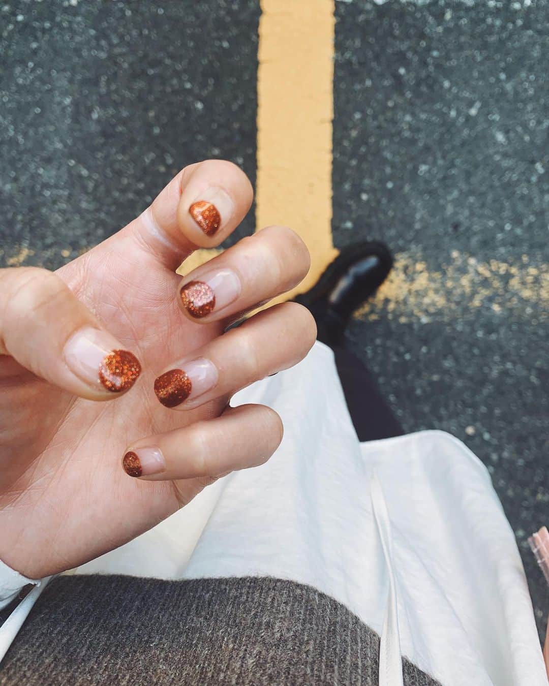 ジュジュのインスタグラム：「1.5年ぶりにnail再開🤍 . accessory撮る時に見苦しいなとは思ってました。笑🤣 . . 勿論 @_ai_sugarray さんのネイル🤍 . レンガに、深みオレンジのラメで仕上げてもらったー♫♫ . 可愛すぎてテンションはやっぱり上がります🤍 . @sugarray_nail  . #naildesign #nail #ラメネイル #2020awnail」