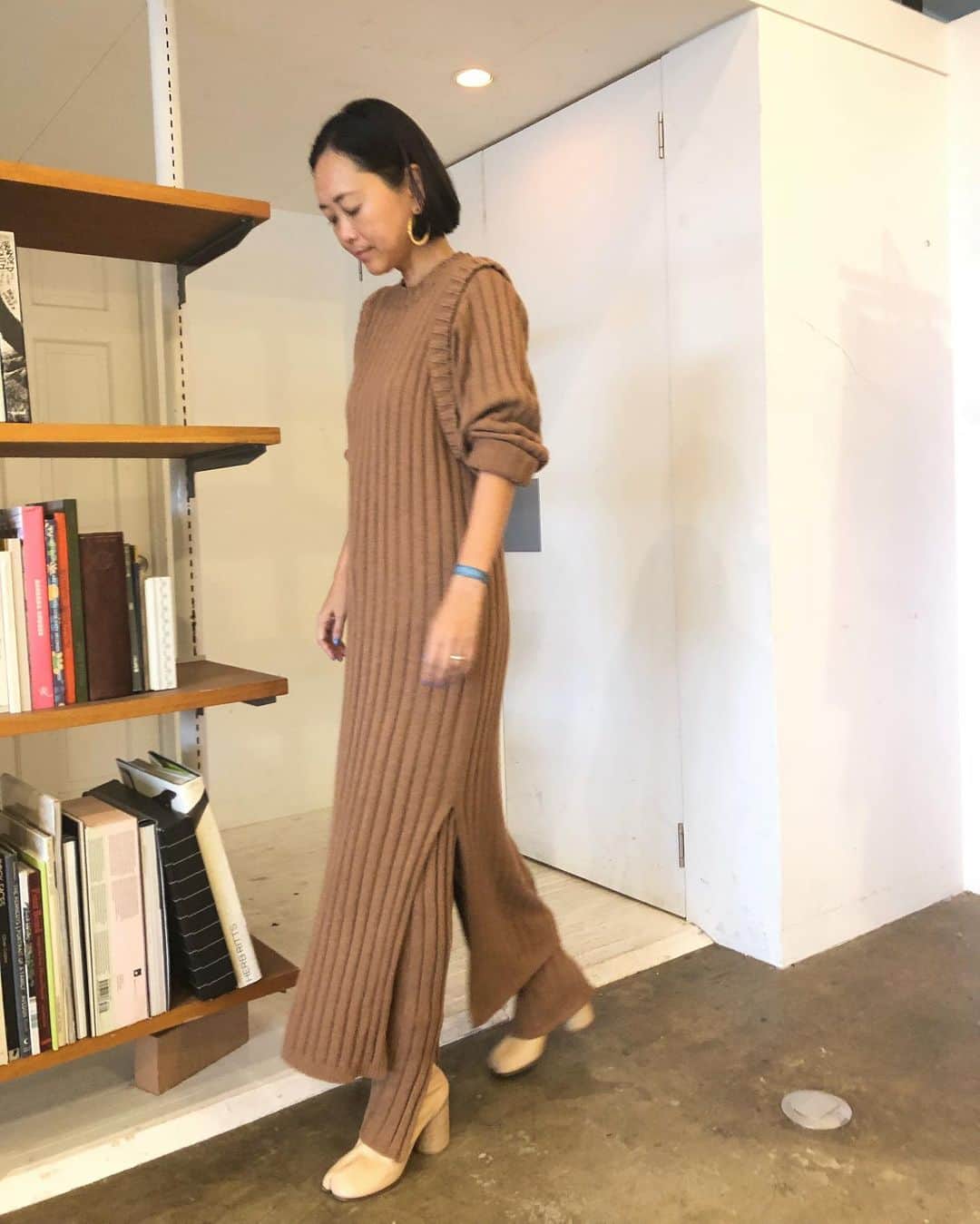 Shikica Tokyo & KiiRAのインスタグラム：「WIDE RIB KNIT OP WIDE RIB KNIT SLIT PANTS . . #kiira #21aw #collection」