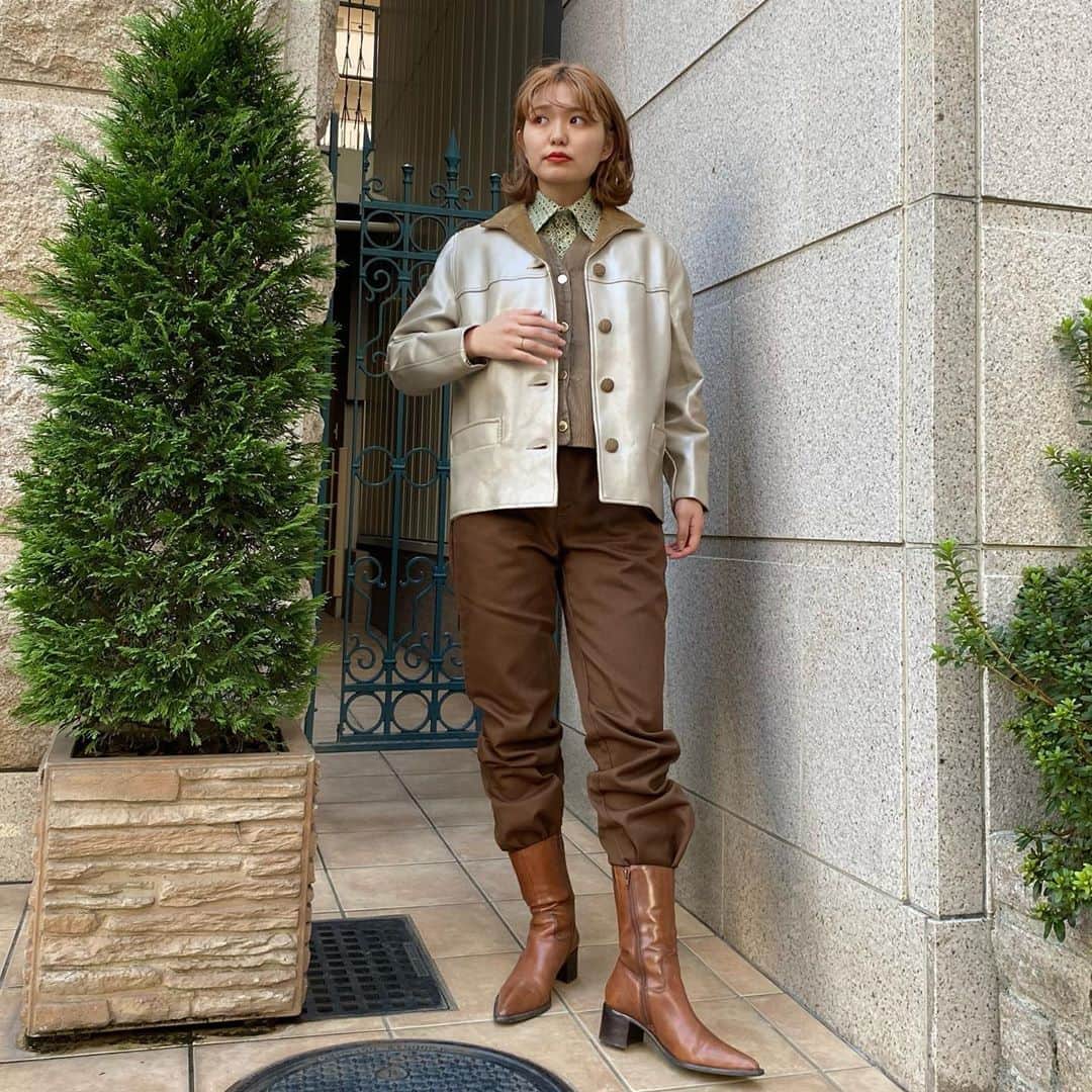 NUTTY Vintage&Collectibleのインスタグラム：「🍂AUTUMN ARRIVAL🍂  ☑︎vtg 60~70's corduroy design jacket with liner vest ㅤㅤㅤㅤㅤㅤㅤㅤㅤㅤㅤㅤㅤ 絶妙なグレージュカラーのレザージャケット＊ コーデュロイのデザインが秋らしく、ボタンまでコーデュロイ生地を使用しており、こだわりを感じます。 ㅤㅤㅤㅤㅤㅤㅤㅤㅤㅤㅤㅤㅤ そして、なんとライナーがベスト仕様！！ コーデュロイ生地にゴールドのまあるいボタンが、上品な印象です。 ㅤㅤㅤㅤㅤㅤㅤㅤㅤㅤㅤㅤㅤ 一緒に着ても、別アイテムとしてコーディネートに取り入れても。１着でダブルのお得感満載なアイテムです🤍 ㅤㅤㅤㅤㅤㅤㅤㅤㅤㅤㅤㅤㅤ ＊VINTAGE ONLINE STOREよりお買い求めいただけます＊  ------------------------------------ 🛍NUTTY通販について🛍 ------------------------------------- ＜ONLINE STORE＞ VINTAGE▶︎http://nutty.theshop.jp/ USED SELECT▶︎https://nuttyselect.official.ec/ （プロフィールページURLよりjump🕊） ㅤㅤㅤㅤㅤㅤㅤㅤㅤㅤㅤㅤㅤ ＜VIDEO CHAT SHOPPING＞ テレビ電話をお繋ぎして、リアルタイムでご案内いたします。詳細は過去の投稿をご覧ください。」