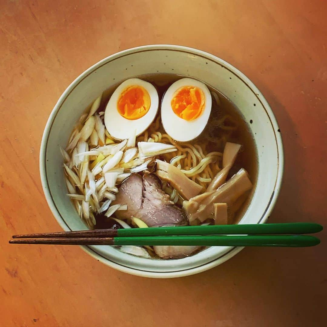 中山祐一朗さんのインスタグラム写真 - (中山祐一朗Instagram)「しれっとお家ラーメン、 スープは煮干しに創味シャンタンに創味めんつゆに醤油少々。ごま油かけ忘れた。 チャーシューは豪徳寺の冨永オリジナルテッセンのもの。 #冨永オリジナルデリカテッセン  #創味シャンタン  #創味のつゆ  #家ラーメン #なにかの顔に見えそで見えない」10月21日 13時43分 - yuurou99