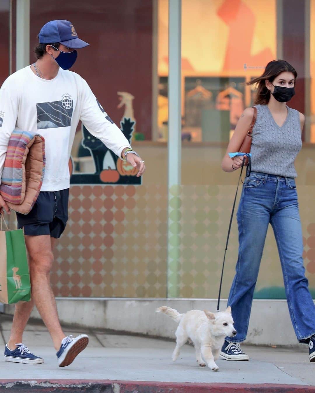 Just Jaredさんのインスタグラム写真 - (Just JaredInstagram)「@kaiagerber & @jacobelordi shared a sweet kiss while spending the day running a few errands together! #KaiaGerber #JacobElordi Photos: Backgrid」10月21日 13時58分 - justjared