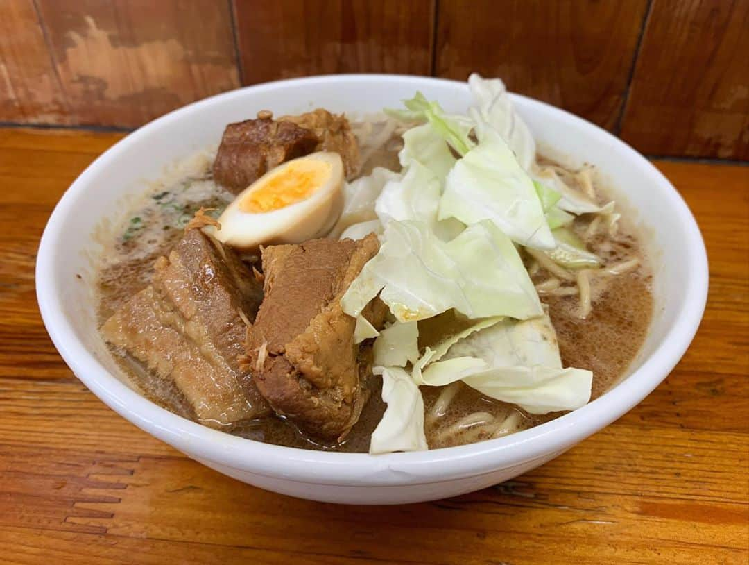 SUSURUさんのインスタグラム写真 - (SUSURUInstagram)「神奈川県・小田原のくまもとラーメン！ 小田原駅近くでも随一の知名度を誇るこちらは地元民からも愛される名店です🍥 マー油と豚骨の風味たっぷりのスープにバリカタの麺がしっかりマッチ！ たっぷり乗った角煮も食べ応え十分でした🐷 #susuru_tv #1729日目 #くまもとラーメンブッダガヤ  #小田原市 #神奈川 #ブッダガヤ  #ラーメン #らーめん #ramen #ラーメン部 #ramennoodles #毎日ラーメン生活 #麺スタグラム #japaneseramen #japanramen #foodstagram #foodie #noodles #instanoodle #instaramen #instafood #susururecommended #神奈川ラーメン #豚骨ラーメン #熊本ラーメン」10月21日 13時50分 - susuru_tv