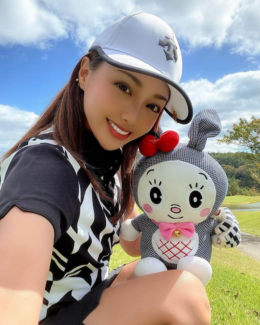 のインスタグラム：「ドラえもん50thで ドライバーカバーGET💗 まちこはんと DESCENTEコーデ💗 @descentegolf  #DESCENTE #descentegolf  #golf #golfgirl  #ゴルフ女子 #ゴルフ女子コーデ  #ドラミちゃん  #ジャックバニー #ジャックバニードラミちゃん」