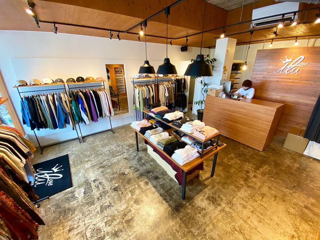 のインスタグラム：「アイル店舗 今週のスーパーnewたちを 並べながら、営業開始です♫ OPEN/13:00~19:00(水曜~日曜) #ilu098 #okinawalife #沖縄 #沖縄店舗 #おきなわ #普天間」