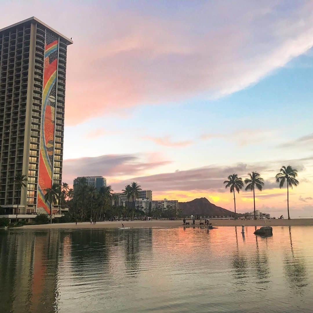 Aloha Street アロハストリートさんのインスタグラム写真 - (Aloha Street アロハストリートInstagram)「最近日が沈むのが早いですが、サンセットに間に合うかな？とビーチへ走ると、綺麗な空が見られました！  #ハワイ #ワイキキ」10月21日 14時02分 - alohastreetcom_hawaii