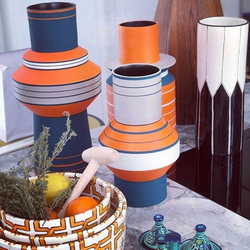 ベンシモンのインスタグラム：「Nos nouveaux vases déjà adoptés par le sublime fleuriste @lachaumefleurs 🧡 ​🇬🇧 Do you recognize them? Our new vases, which we presented to you at @homeandobjet! Already adopted by the florist @lachaumefleurs 🧡 ​#bensimon #mode #déco #interiordesign #decoration」