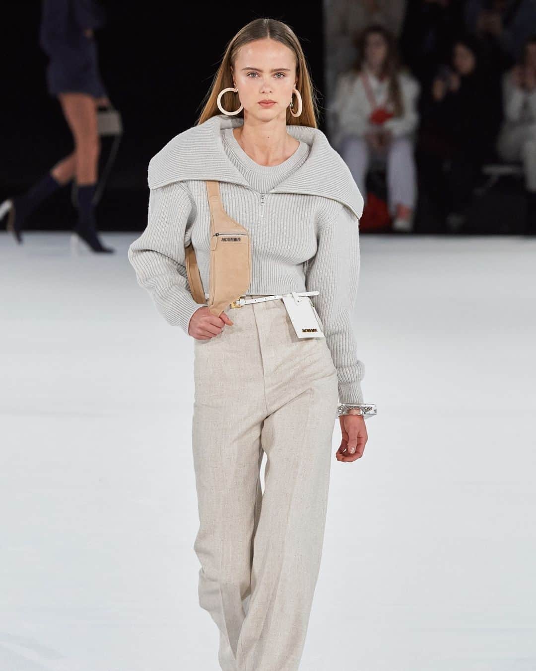 ShopBAZAARさんのインスタグラム写真 - (ShopBAZAARInstagram)「SHOP THE RUNWAY: The @jacquemus #FW2020 collection presented exactly what we needed for this season. Think comfortable but effortlessly cool. The collection id defined by a dreamy carefree aesthetic that includes chunky knits with refined details, tailored trousers for instant sophistication, one-piece wonders, and outfit-completing mini bags—all in calming neutral tones that are effortlessly versatile. #ShopTheRunway」10月21日 5時10分 - shopbazaar