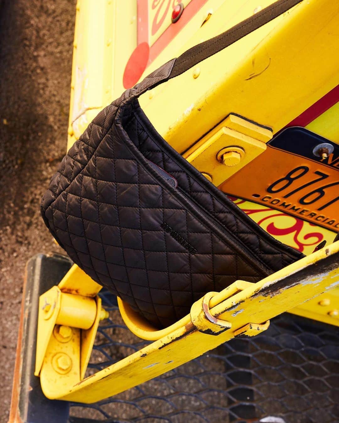 MZウォレスのインスタグラム：「Our iconic quilted construction? ✔️ An adjustable crossbody strap? ✔️ A zip-top closure for security on the go? ✔️ Small Parker might just be the bag you've been missing. Tap to shop. #DesignedToDoMore」