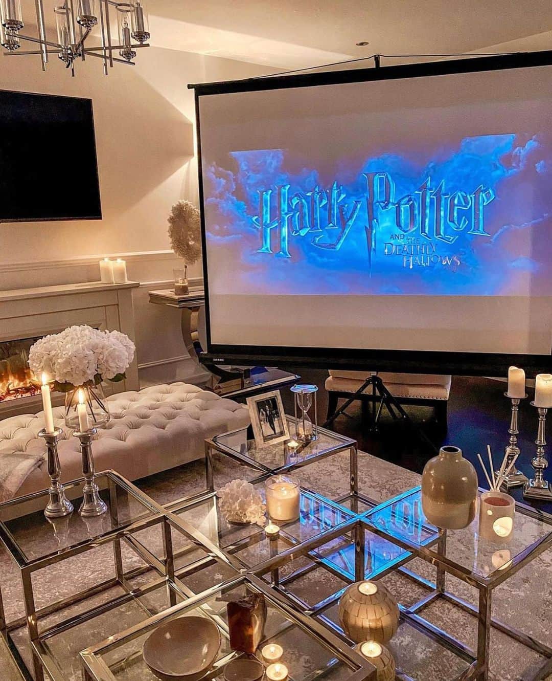 Crazy Roomsさんのインスタグラム写真 - (Crazy RoomsInstagram)「Hocus Pocus 🧙‍♀️✨ or Harry Potter?! ⚡️🎃 ft @thegrayhome  #crazyroomss #cutestrooms #fallvibes #cuterooms #roomgoals #interiordesign」10月21日 5時14分 - crazyroomss