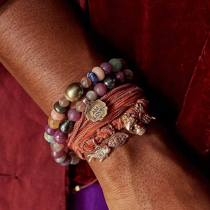 キャサリン ミッシェルさんのインスタグラム写真 - (キャサリン ミッシェルInstagram)「Wear your wisdom on your wrist. Reminding you of what is important 🙏🏼 #beherenow #iamlove #luckycharms #reclaimedmetal #iconic #original #wisdom #jaima #satnam #yoga #breath #protection #soulwoman」10月21日 5時15分 - catherinemichiels