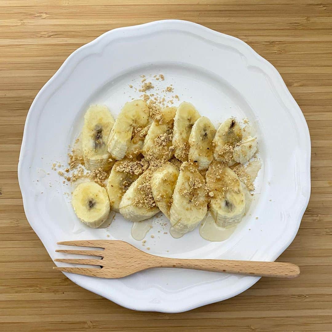 のインスタグラム：「. おはようございます☺️ breakfast🍌 . ホットバナナに蜂蜜とロカボナッツパウダー🍯🥜贅沢なスイーツを食べた気分🍰 . . . . #マホコの朝ごはん　#食事制限  #harmonypromotion #ハーモニープロモーション　#髙橋真帆　　　#ダイエット #カロリー制限　#食べて痩せる　#ダイエットおやつ  #ダイエット中でも食べれる　 #筋トレ女子　#workout #dietfood #breakfast」