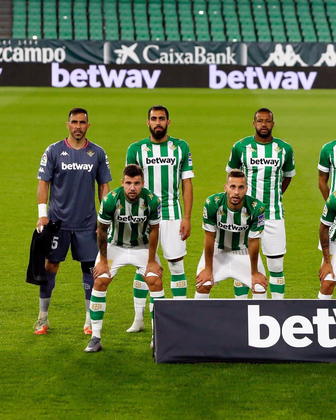 LFPさんのインスタグラム写真 - (LFPInstagram)「KEEP THE DISTANCE! 💚🔝🤍  ¡Cuida de todos y mantén la distancia! 💚🔝🤍  #RealBetis #LaLigaSantander #LaLiga #YouHaveToLiveIt #HayQueVivirla」10月21日 5時31分 - laliga