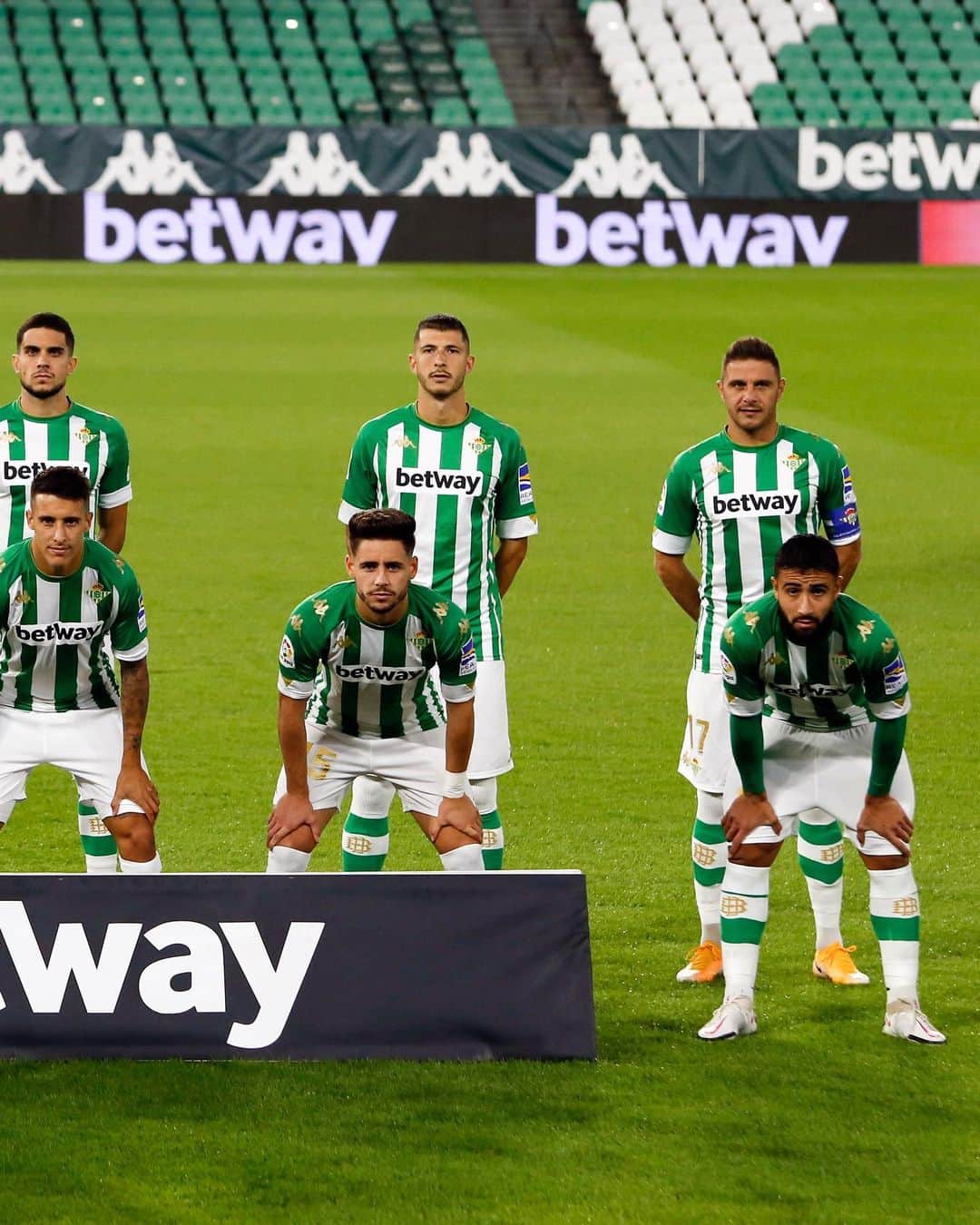 LFPさんのインスタグラム写真 - (LFPInstagram)「KEEP THE DISTANCE! 💚🔝🤍  ¡Cuida de todos y mantén la distancia! 💚🔝🤍  #RealBetis #LaLigaSantander #LaLiga #YouHaveToLiveIt #HayQueVivirla」10月21日 5時31分 - laliga