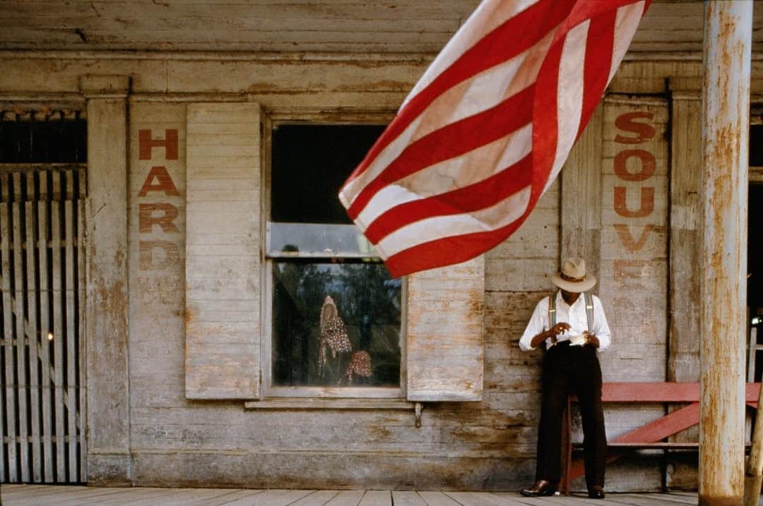 のインスタグラム：「Ode to Mississippi by @robinrobertsgma / In Mississippi, the Gulf Coast is majestic and serene, the food is fried, and warmth is everywhere. I don’t mean just the weather, but there’s warmth in the music of the blues, in the soul service gospel I heard at my church as a child, and in the people. When you see someone in Pass Christian, the quintessential small town where I grew up, you stop and wave. New to town? A neighbor will bring a Bundt cake. That’s just what you do. We were a military family, and I grew up moving all the time. But when it came time for my father to retire from the U.S. Air Force, the Roberts family got to decide where we would put down our roots. I am proud to say we chose Mississippi. It is home.  Photo by @randyolson / A man eats outside the Old Country Store in Lorman. A former general store built on a local plantation in 1875, the rustic building is now home to a gift shop, thrift store, and Mr. D’s restaurant, serving “heavenly” fried chicken.  This text and accompanying image are from “America the Beautiful,” a new Nat Geo book, with more than 200 images from all 50 states, highlighting America’s unique natural and cultural treasures. Check out Nat Geo’s link in bio to learn more.」