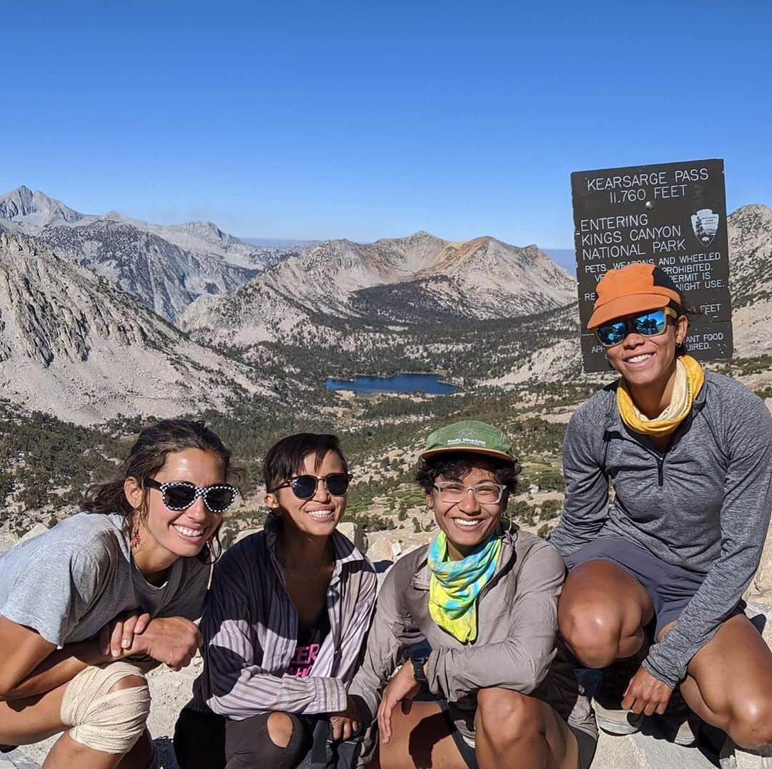 のインスタグラム：「“Let me ask you something,” one hand resting on the trekking pole that rested on his hip. “Why do you backpack? I mean, who—” he trailed off. — When I first hiked a section of Nüümü Poyo (the “people’s trail” in the Paiute language, also called the John Muir Trail) in 2014, I had just read Wild by Cheryl Strayed. A few years before, I’d read A Walk in the Woods by Bill Bryson. I’d read John Krakauer’s Into the Wild. I’d read Alfred Lansing’s Endurance. As a kid, I’d read and re-read My Side of the Mountain by Jean Craighead George. In 2014, these were my teachers: the people who ushered me into an idea of nature that I found both compelling and exclusive. I loved these books, and they confused me. I knew in my body that land and race and politics and nature are all lyrics to the same song, but it felt like every time these writers talked about going outside, they didn’t say boo about how white their version of outside was. — And I return the question to anyone who spends time outside: Who taught you how to be outside? Who teaches you? If your answer is a list of white men or women, know that your understanding of nature is incomplete and impoverished. Read Black, Indigenous, and Asian writers. Support organizations like @indigenouswomenhike , @outdoorafro, @wilddiversity, or @queernature that are working to shift narratives about the outdoors. Go outside, not as an escape from the world and its people, but as a way to connect with all of life more deeply.  Click the link in our bio to read Endria's compelling piece about going to nature to be in the world, not escape it.   📷 by: @endriaraa + @narinda___ |#ospreypacks #nature #natureheals」