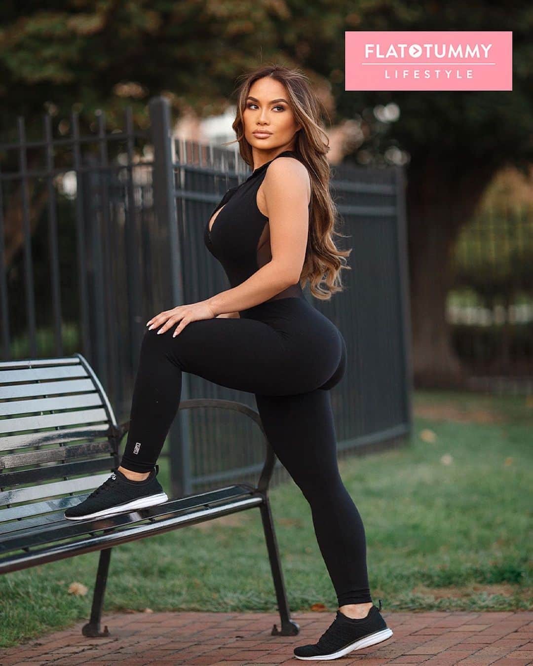 ダフネ・ジョイのインスタグラム：「#ad  Couple weeks into my @flattummyapp workouts + meal plans and I’ve been making some serious progress 🍑  Since I’ve been able to crush my workouts anywhere, anytime I have been sticking to it and I LOVE it ✨  The program is designed to fit MY lifestyle- so I’m feeling more excited about my health kick than ever 🖤 Commitment  and consistency is what gets results! For anyone thinking of making a change, improving their routine, or just wanting to get a little healthier, I definitely recommend downloading and getting their free trial;  get.flattummyapp.com/download 📲」