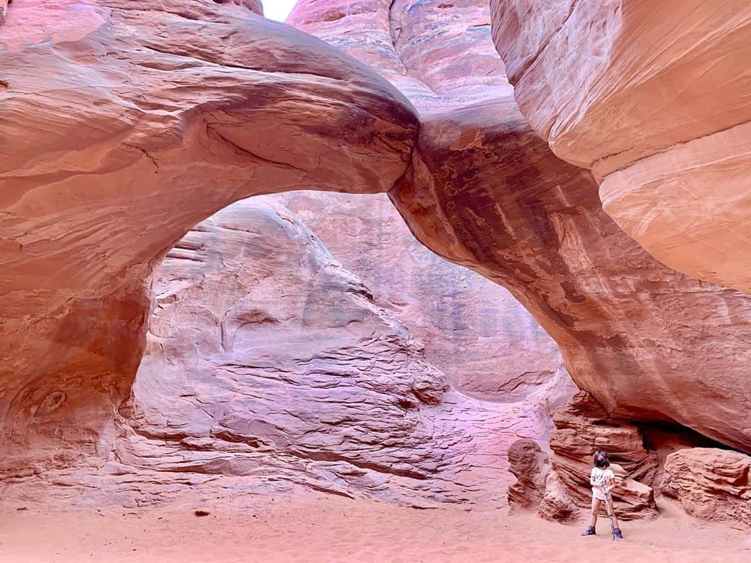 エミリー・デ・レイヴィンのインスタグラム：「Sand Dune Arch (+ tiny daughter) in the oh so beautiful Arches National Park! What a gem 💎  #makingitupasigoshow #roadtrip #rvlife #utah #kidlife #archesnps」