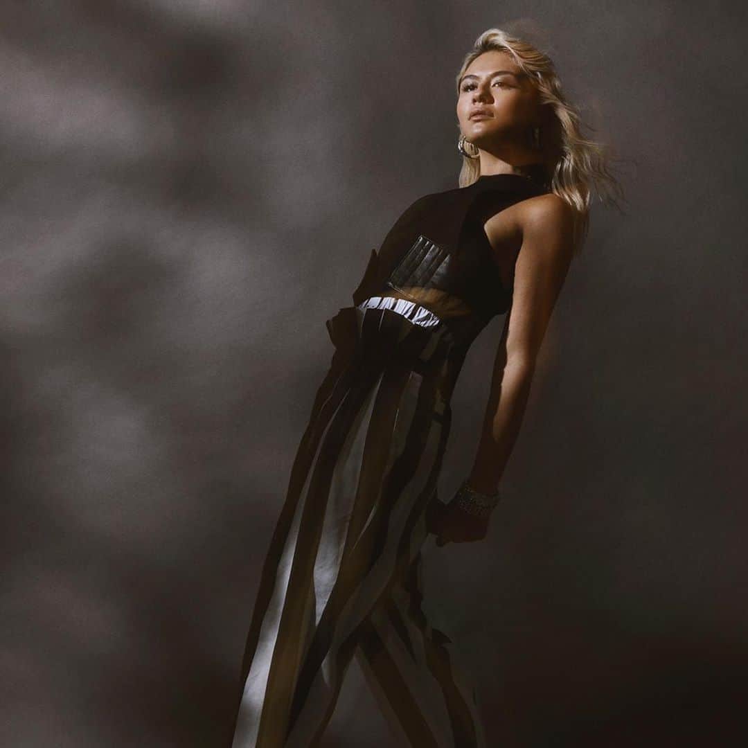 Mali-Koa Hoodのインスタグラム：「This Maori daughter is in print! My first editorial shoot and interview w  @1883magazine talking about the album in the #risquéissue 💥 Now available to pre-order! Link in stories or over @1883magazine site x」