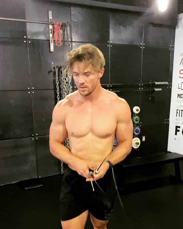 スティーブ・クックのインスタグラム：「Hotel shoulder workout! Keeping things simple for a short, sweet, and effective.workout.   🔥warmup. 50 jumps ropes. One of my favorite ways to warm up the shoulders, increase blow flow and sweat a little bit.  1️⃣. Hand-stand shoulder press: 4 sets 1-2 reps from failure. Can kick up if need to on the last few reps. 2️⃣. Upright rows: 4 sets of 8 reps. Keep the bar close the body. 3️⃣. Standing kB lateral raise: 12/12/12 4️⃣. Front raise with plate. 10/10/10」