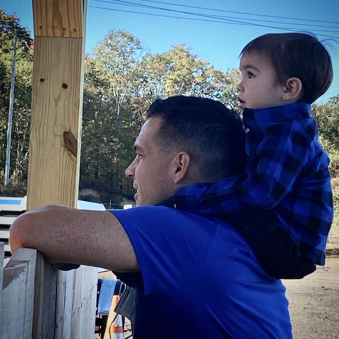 ディーナ・ニコール・コルテーゼのインスタグラム：「How did I get so lucky 💙🖤 #blessed」
