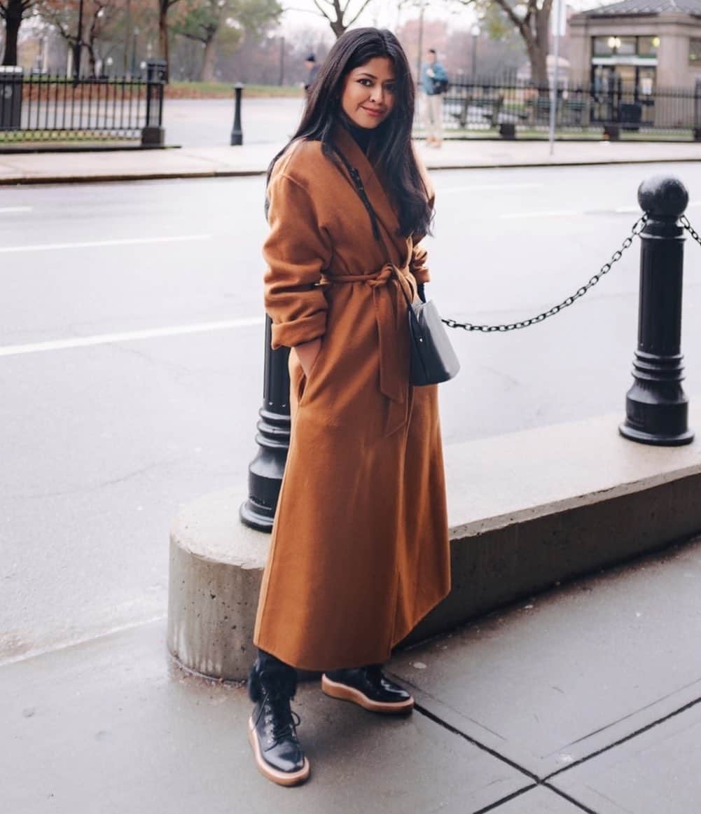 ボトキエのインスタグラム：「Wishing for cooler weather so we can lewk like @walkinwonderland • and yes, these winter boots are part of our extended #BMSM sale ✔️」