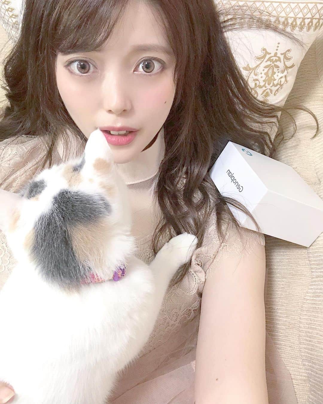 山田あかりさんのインスタグラム写真 - (山田あかりInstagram)「おはよう❤︎🦋  前に院内で話題になってて、ずっと気になっていた遺伝子検査について。﻿ ﻿ 病院でしか出来ないと思っていたんだけど一般でもあるらしくて @pe_i_idenshi  のgenoplanは国内最多の500項目を検査出来るのでやってみた☺️﻿ ﻿ 今回の検査方法は唾液だから侵襲も少なくてどんな人でも実施しやすいと思う！﻿ ﻿ 何故唾液かというと、血液だけじゃなくて唾液の中にも含まれる白血球を調べてくれるみたいです。﻿ ﻿ 遺伝子検査のメリット﻿ ①一生に一度﻿ ②国内最多の500項目を測定﻿ ③自分に適したダイエット、スキンケアが見つけられる﻿ ④なりやすい病気、予防法の参考になる﻿ ⑤検査結果はWeb上でいつでも見ることが出来る﻿ ﻿ 郵送で送って+αでアンケートもネットで回答すると10日程度で結果が出るんだけど、診断結果をみて驚いた😳﻿ ﻿ 500個の結果がただ羅列してあるのかな？と思ったら癌、一般疾患、体質など具体的に分野が分かれていてそれぞれ自分のハイリスク群順に見れるのね。﻿ そして考えられる原因と予防法が記載されているよ！ ﻿ ﻿ 遺伝子の問題じゃなくて感染症でしかなりえない疾患や、遺伝子で私がハイリスクだとしたら今更これになる？🤔って疑問に感じた部分はあったりした🤣﻿ ﻿ 光を見てくしゃみをしたり色素沈着しやすかったり自分しか知らない事もしっかりデータとして出ていたのは凄くおもしろかったよ😆笑﻿ ﻿ ﻿ この遺伝子検査は臨床遺伝専門医等がやってるものじゃないのと、平均と比較してリスクなどが上げられているんだけど平均については対象としている論文を参考にしているらしくその論文によって変化はあるのかな？と思う。﻿ ﻿ ﻿ そして遺伝子＝疾患じゃなくて、遺伝子×自分の生活習慣やストレスなどの外部刺激＝疾患もあるからそれは誤解しちゃダメなところ。﻿ もし結果が凄く悪くても落ち込む必要はなくて、これをみて今後の生活を改めてみたり、よりよくするための生活や予防の「参考」にするといいと思う🥰﻿ ﻿ 読みながら凄く面白かったし、きちんと検診に行こうって思った結果もいくつかあった💦﻿ ﻿ 人生で一回受けてみてもいいと思う！﻿ ﻿ よかったら【オープン記念🎁】先着30名様限定★5000円OFF★﻿ クーポンコード　NR7YZQG8﻿ があるから気になる人は使ってみてね😆﻿ ﻿ @pe_i_idenshi のプロフィールにあるURLから詳しくみれるよ！  #人生100年時代の遺伝子検査500 #スキンケア　#スキンケアマニア　#エイジングケア　#ダイエット食事　#ダイエット　#ダイエットメニュー　#美肌　#美白 #乾燥肌　#健康第一　#健康診断　#ヘルスケア　#遺伝子検査 #人間ドック　#癌　#検診　#看護師　#保健師　#生活習慣病　#健康マニア　#美容マニア」10月21日 5時52分 - akari030201