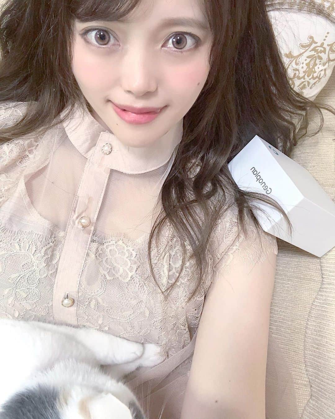 山田あかりさんのインスタグラム写真 - (山田あかりInstagram)「おはよう❤︎🦋  前に院内で話題になってて、ずっと気になっていた遺伝子検査について。﻿ ﻿ 病院でしか出来ないと思っていたんだけど一般でもあるらしくて @pe_i_idenshi  のgenoplanは国内最多の500項目を検査出来るのでやってみた☺️﻿ ﻿ 今回の検査方法は唾液だから侵襲も少なくてどんな人でも実施しやすいと思う！﻿ ﻿ 何故唾液かというと、血液だけじゃなくて唾液の中にも含まれる白血球を調べてくれるみたいです。﻿ ﻿ 遺伝子検査のメリット﻿ ①一生に一度﻿ ②国内最多の500項目を測定﻿ ③自分に適したダイエット、スキンケアが見つけられる﻿ ④なりやすい病気、予防法の参考になる﻿ ⑤検査結果はWeb上でいつでも見ることが出来る﻿ ﻿ 郵送で送って+αでアンケートもネットで回答すると10日程度で結果が出るんだけど、診断結果をみて驚いた😳﻿ ﻿ 500個の結果がただ羅列してあるのかな？と思ったら癌、一般疾患、体質など具体的に分野が分かれていてそれぞれ自分のハイリスク群順に見れるのね。﻿ そして考えられる原因と予防法が記載されているよ！ ﻿ ﻿ 遺伝子の問題じゃなくて感染症でしかなりえない疾患や、遺伝子で私がハイリスクだとしたら今更これになる？🤔って疑問に感じた部分はあったりした🤣﻿ ﻿ 光を見てくしゃみをしたり色素沈着しやすかったり自分しか知らない事もしっかりデータとして出ていたのは凄くおもしろかったよ😆笑﻿ ﻿ ﻿ この遺伝子検査は臨床遺伝専門医等がやってるものじゃないのと、平均と比較してリスクなどが上げられているんだけど平均については対象としている論文を参考にしているらしくその論文によって変化はあるのかな？と思う。﻿ ﻿ ﻿ そして遺伝子＝疾患じゃなくて、遺伝子×自分の生活習慣やストレスなどの外部刺激＝疾患もあるからそれは誤解しちゃダメなところ。﻿ もし結果が凄く悪くても落ち込む必要はなくて、これをみて今後の生活を改めてみたり、よりよくするための生活や予防の「参考」にするといいと思う🥰﻿ ﻿ 読みながら凄く面白かったし、きちんと検診に行こうって思った結果もいくつかあった💦﻿ ﻿ 人生で一回受けてみてもいいと思う！﻿ ﻿ よかったら【オープン記念🎁】先着30名様限定★5000円OFF★﻿ クーポンコード　NR7YZQG8﻿ があるから気になる人は使ってみてね😆﻿ ﻿ @pe_i_idenshi のプロフィールにあるURLから詳しくみれるよ！  #人生100年時代の遺伝子検査500 #スキンケア　#スキンケアマニア　#エイジングケア　#ダイエット食事　#ダイエット　#ダイエットメニュー　#美肌　#美白 #乾燥肌　#健康第一　#健康診断　#ヘルスケア　#遺伝子検査 #人間ドック　#癌　#検診　#看護師　#保健師　#生活習慣病　#健康マニア　#美容マニア」10月21日 5時52分 - akari030201