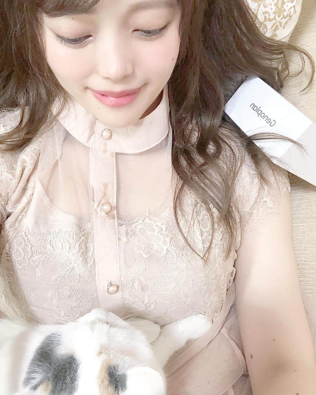 山田あかりさんのインスタグラム写真 - (山田あかりInstagram)「おはよう❤︎🦋  前に院内で話題になってて、ずっと気になっていた遺伝子検査について。﻿ ﻿ 病院でしか出来ないと思っていたんだけど一般でもあるらしくて @pe_i_idenshi  のgenoplanは国内最多の500項目を検査出来るのでやってみた☺️﻿ ﻿ 今回の検査方法は唾液だから侵襲も少なくてどんな人でも実施しやすいと思う！﻿ ﻿ 何故唾液かというと、血液だけじゃなくて唾液の中にも含まれる白血球を調べてくれるみたいです。﻿ ﻿ 遺伝子検査のメリット﻿ ①一生に一度﻿ ②国内最多の500項目を測定﻿ ③自分に適したダイエット、スキンケアが見つけられる﻿ ④なりやすい病気、予防法の参考になる﻿ ⑤検査結果はWeb上でいつでも見ることが出来る﻿ ﻿ 郵送で送って+αでアンケートもネットで回答すると10日程度で結果が出るんだけど、診断結果をみて驚いた😳﻿ ﻿ 500個の結果がただ羅列してあるのかな？と思ったら癌、一般疾患、体質など具体的に分野が分かれていてそれぞれ自分のハイリスク群順に見れるのね。﻿ そして考えられる原因と予防法が記載されているよ！ ﻿ ﻿ 遺伝子の問題じゃなくて感染症でしかなりえない疾患や、遺伝子で私がハイリスクだとしたら今更これになる？🤔って疑問に感じた部分はあったりした🤣﻿ ﻿ 光を見てくしゃみをしたり色素沈着しやすかったり自分しか知らない事もしっかりデータとして出ていたのは凄くおもしろかったよ😆笑﻿ ﻿ ﻿ この遺伝子検査は臨床遺伝専門医等がやってるものじゃないのと、平均と比較してリスクなどが上げられているんだけど平均については対象としている論文を参考にしているらしくその論文によって変化はあるのかな？と思う。﻿ ﻿ ﻿ そして遺伝子＝疾患じゃなくて、遺伝子×自分の生活習慣やストレスなどの外部刺激＝疾患もあるからそれは誤解しちゃダメなところ。﻿ もし結果が凄く悪くても落ち込む必要はなくて、これをみて今後の生活を改めてみたり、よりよくするための生活や予防の「参考」にするといいと思う🥰﻿ ﻿ 読みながら凄く面白かったし、きちんと検診に行こうって思った結果もいくつかあった💦﻿ ﻿ 人生で一回受けてみてもいいと思う！﻿ ﻿ よかったら【オープン記念🎁】先着30名様限定★5000円OFF★﻿ クーポンコード　NR7YZQG8﻿ があるから気になる人は使ってみてね😆﻿ ﻿ @pe_i_idenshi のプロフィールにあるURLから詳しくみれるよ！  #人生100年時代の遺伝子検査500 #スキンケア　#スキンケアマニア　#エイジングケア　#ダイエット食事　#ダイエット　#ダイエットメニュー　#美肌　#美白 #乾燥肌　#健康第一　#健康診断　#ヘルスケア　#遺伝子検査 #人間ドック　#癌　#検診　#看護師　#保健師　#生活習慣病　#健康マニア　#美容マニア」10月21日 5時52分 - akari030201