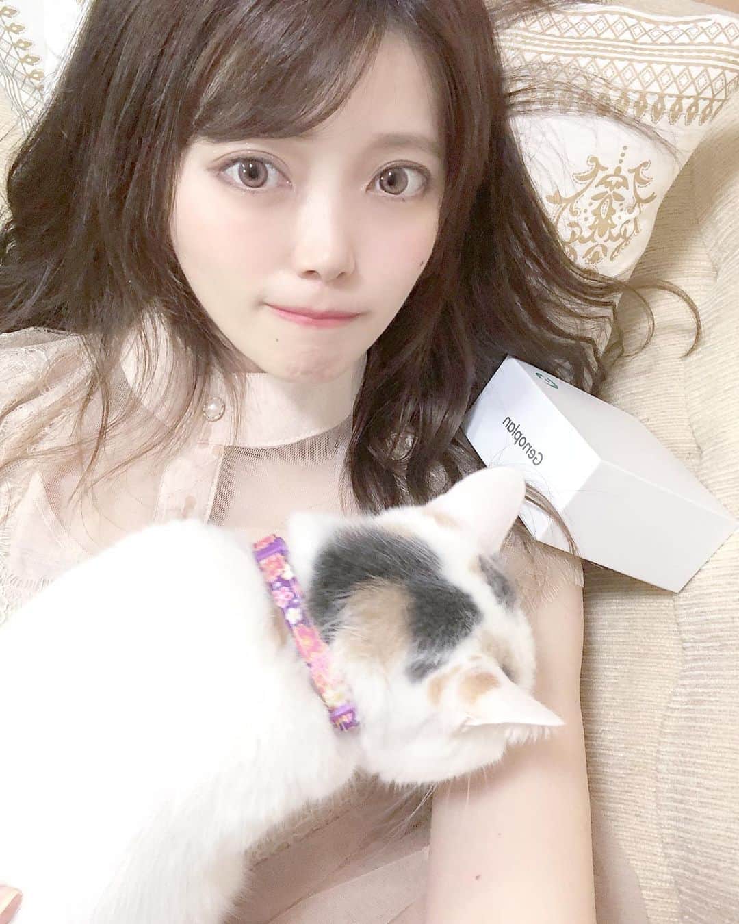 山田あかりさんのインスタグラム写真 - (山田あかりInstagram)「おはよう❤︎🦋  前に院内で話題になってて、ずっと気になっていた遺伝子検査について。﻿ ﻿ 病院でしか出来ないと思っていたんだけど一般でもあるらしくて @pe_i_idenshi  のgenoplanは国内最多の500項目を検査出来るのでやってみた☺️﻿ ﻿ 今回の検査方法は唾液だから侵襲も少なくてどんな人でも実施しやすいと思う！﻿ ﻿ 何故唾液かというと、血液だけじゃなくて唾液の中にも含まれる白血球を調べてくれるみたいです。﻿ ﻿ 遺伝子検査のメリット﻿ ①一生に一度﻿ ②国内最多の500項目を測定﻿ ③自分に適したダイエット、スキンケアが見つけられる﻿ ④なりやすい病気、予防法の参考になる﻿ ⑤検査結果はWeb上でいつでも見ることが出来る﻿ ﻿ 郵送で送って+αでアンケートもネットで回答すると10日程度で結果が出るんだけど、診断結果をみて驚いた😳﻿ ﻿ 500個の結果がただ羅列してあるのかな？と思ったら癌、一般疾患、体質など具体的に分野が分かれていてそれぞれ自分のハイリスク群順に見れるのね。﻿ そして考えられる原因と予防法が記載されているよ！ ﻿ ﻿ 遺伝子の問題じゃなくて感染症でしかなりえない疾患や、遺伝子で私がハイリスクだとしたら今更これになる？🤔って疑問に感じた部分はあったりした🤣﻿ ﻿ 光を見てくしゃみをしたり色素沈着しやすかったり自分しか知らない事もしっかりデータとして出ていたのは凄くおもしろかったよ😆笑﻿ ﻿ ﻿ この遺伝子検査は臨床遺伝専門医等がやってるものじゃないのと、平均と比較してリスクなどが上げられているんだけど平均については対象としている論文を参考にしているらしくその論文によって変化はあるのかな？と思う。﻿ ﻿ ﻿ そして遺伝子＝疾患じゃなくて、遺伝子×自分の生活習慣やストレスなどの外部刺激＝疾患もあるからそれは誤解しちゃダメなところ。﻿ もし結果が凄く悪くても落ち込む必要はなくて、これをみて今後の生活を改めてみたり、よりよくするための生活や予防の「参考」にするといいと思う🥰﻿ ﻿ 読みながら凄く面白かったし、きちんと検診に行こうって思った結果もいくつかあった💦﻿ ﻿ 人生で一回受けてみてもいいと思う！﻿ ﻿ よかったら【オープン記念🎁】先着30名様限定★5000円OFF★﻿ クーポンコード　NR7YZQG8﻿ があるから気になる人は使ってみてね😆﻿ ﻿ @pe_i_idenshi のプロフィールにあるURLから詳しくみれるよ！  #人生100年時代の遺伝子検査500 #スキンケア　#スキンケアマニア　#エイジングケア　#ダイエット食事　#ダイエット　#ダイエットメニュー　#美肌　#美白 #乾燥肌　#健康第一　#健康診断　#ヘルスケア　#遺伝子検査 #人間ドック　#癌　#検診　#看護師　#保健師　#生活習慣病　#健康マニア　#美容マニア」10月21日 5時52分 - akari030201