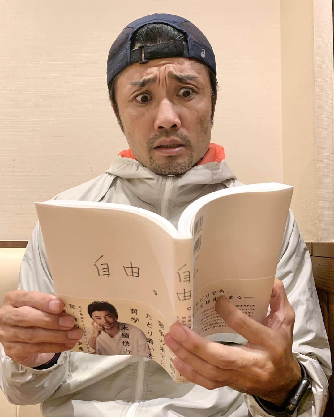 末續慎吾さんのインスタグラム写真 - (末續慎吾Instagram)「﻿ ﻿ 初出版。﻿ ﻿ ﻿ 人生初の著書です。﻿ ﻿ タイトルは、﻿ ﻿ 「自由。」﻿ ﻿ です。﻿ ﻿ ﻿ ﻿ 感じてください、自由を。﻿ ﻿ アーース。﻿ ﻿ ﻿ 本の一部先読みや購入はこのインスタの﻿ プロフィール画面に移動して、﻿ そこに記載されているURL をクリックしてください﻿  ↓↓↓ここからプロフィール画面へ﻿  @suetsugu_shingo﻿ ﻿  ﻿ #末續慎吾EAGLERUN  #陸上 #かけっこ #オリンピアン #自由。#初出版#新しいライフワーク #文章好き #感じて #ダイヤモンド社 #感謝 #アースエツグ」10月21日 5時55分 - suetsugu_shingo