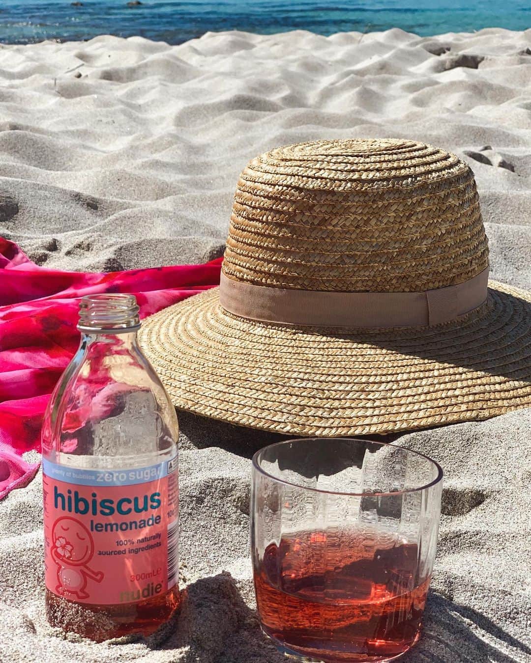 フェリシティー・パルマティアーのインスタグラム：「Thirst quenching @nudiejuice 💦🌺」