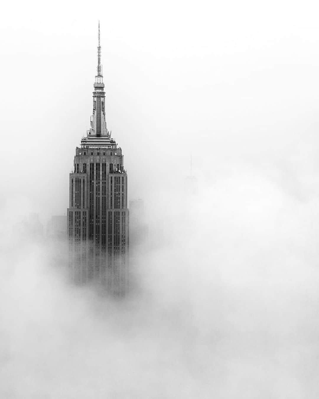 Canon Photographyさんのインスタグラム写真 - (Canon PhotographyInstagram)「The Empire State above the ☁️ Photography // @raylivez Curated by @steffeneisenacher  #minimalism #newyork #newyorkcity #empirestatebuilding #blackandwhitephotography」10月21日 6時00分 - cpcollectives