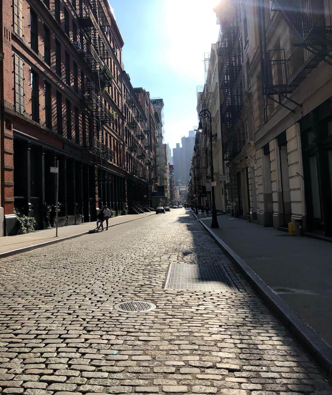 Victoria Leeのインスタグラム：「Quiet Soho streets 👁」