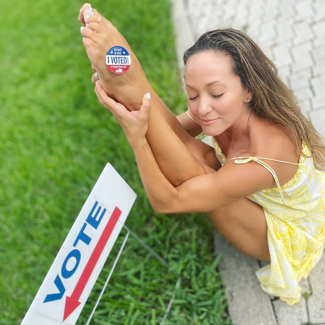 キノ・マクレガ―のインスタグラム：「Vote for what you believe in. Try not to hate people who disagree with you. _ I voted today. Have you voted yet? If not, when will you vote? Make a plan to be heard. Your vote matters. _ Check your voter registration status @iamavoter  _ #vote #yoga #yogi #ashtanga #2020 #election2020  Photo @ifilmyoga  🇺🇸 💕✔️」