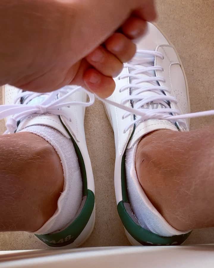 ブライアン・アダムスのインスタグラム：「My dog Peaches doesn’t understand what shoes are for. Vegan tennis trainers by @p448 #veganshoes #govegan 🌱」