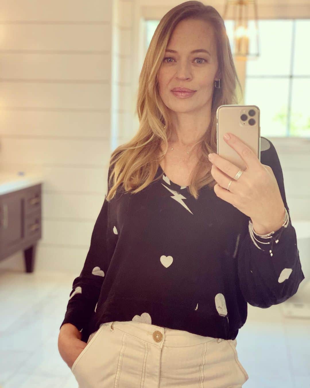 ジェリー・ライアンのインスタグラム：「Ok, I rarely post mirror selfies, but I put on real clothes and actually did my hair today, so... 🤷🏼‍♀️ #votevotevote」