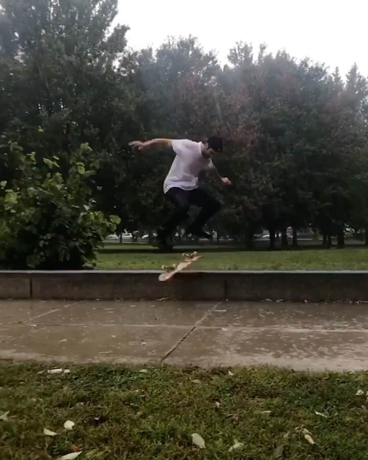 のインスタグラム：「Rain or shine, @mattberger_ always gets his work in 🥶🇨🇦  #Skate #Skateboarding #Skateboard #MonsterEnergy」
