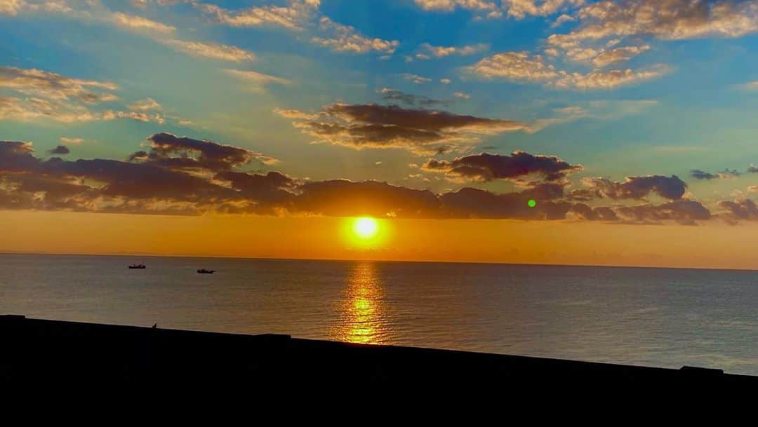 つるの剛士さんのインスタグラム写真 - (つるの剛士Instagram)「皆さん今日もご活躍を✨ ステキな一日を！  #いってきます #いってらっしゃい  #朝陽 #今日も陽は昇る」10月21日 6時18分 - takeshi__tsuruno