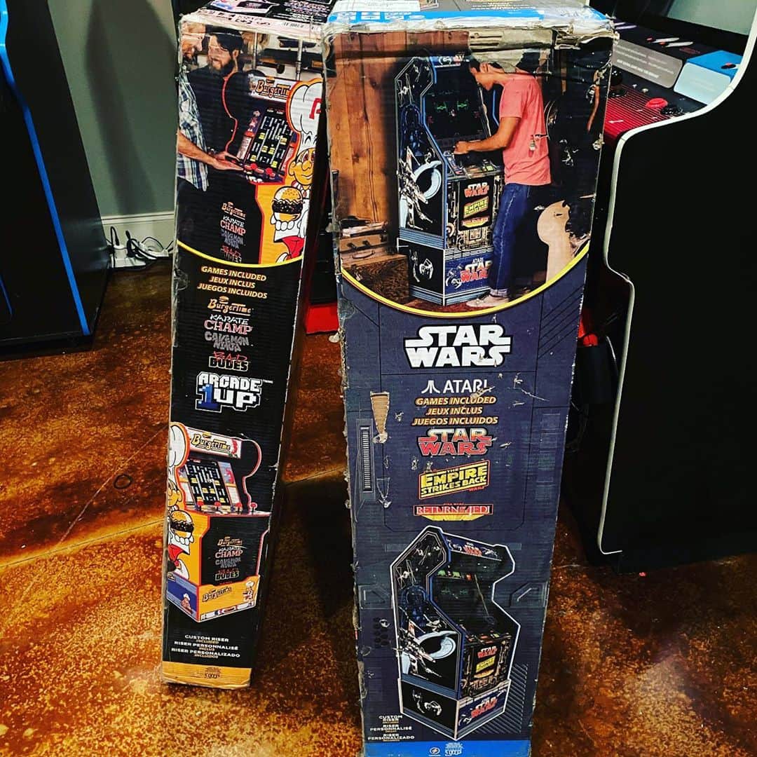 アレン・ジョーンズのインスタグラム：「My quest to have my own arcade of @arcade1upofficial has started.」