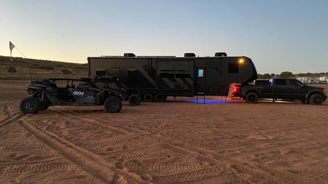 ケン・ブロックさんのインスタグラム写真 - (ケン・ブロックInstagram)「Another epic weekend in southern Utah with the wife, kids and friends! We ventured down to rip our Can-Ams in some sand dunes and put this rad Momentum toy hauler to use as our basecamp. Good times and some epic riding! #familyhoonage #CanAmMaverickx3 #MomentumTrailer #FordF450」10月21日 6時28分 - kblock43