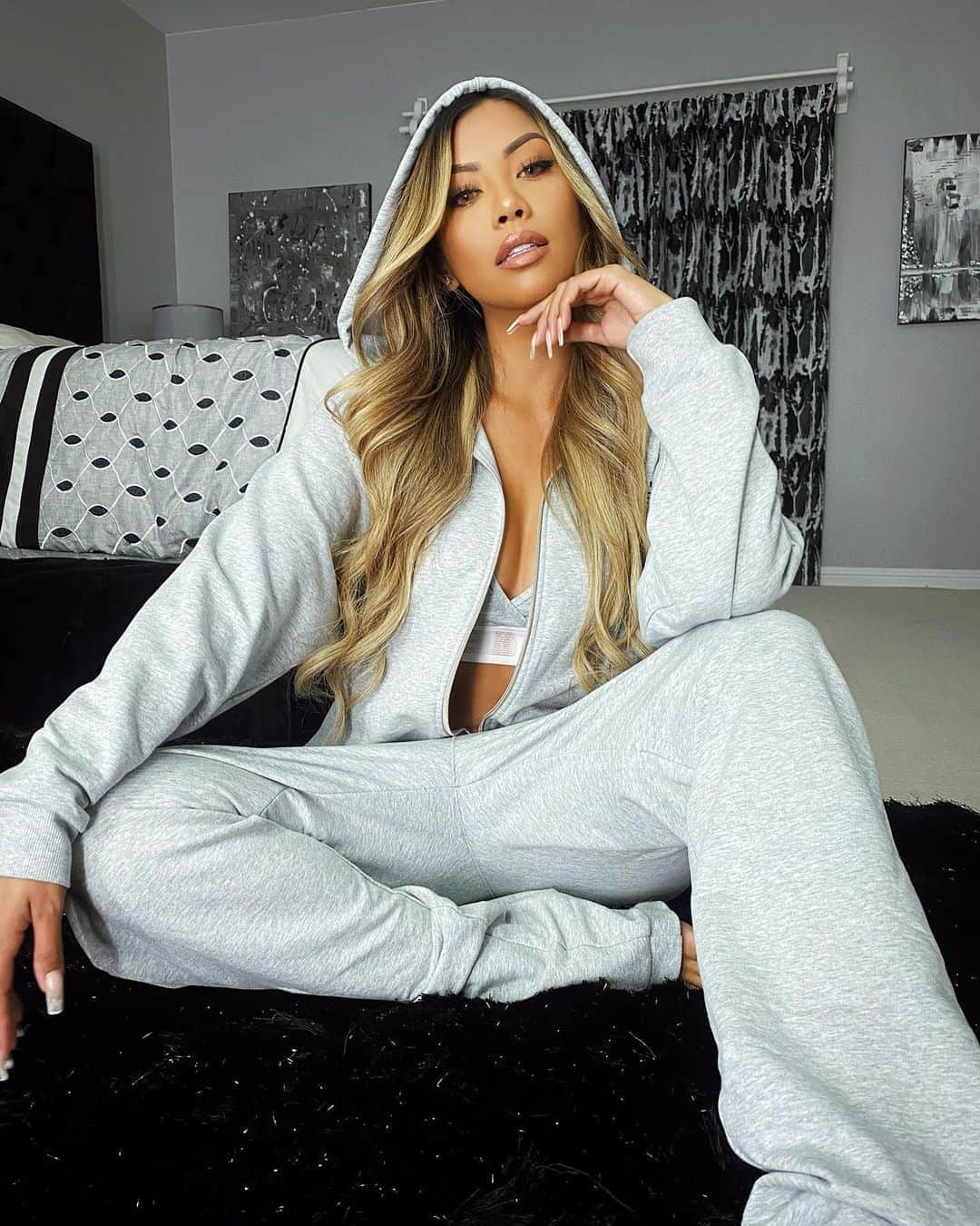 リアン Vのインスタグラム：「Let’s get cozy 🥰 Who else loves onesies as much as I do? 🙋🏻‍♀️ @savagexfenty #SavageXAmbassador」